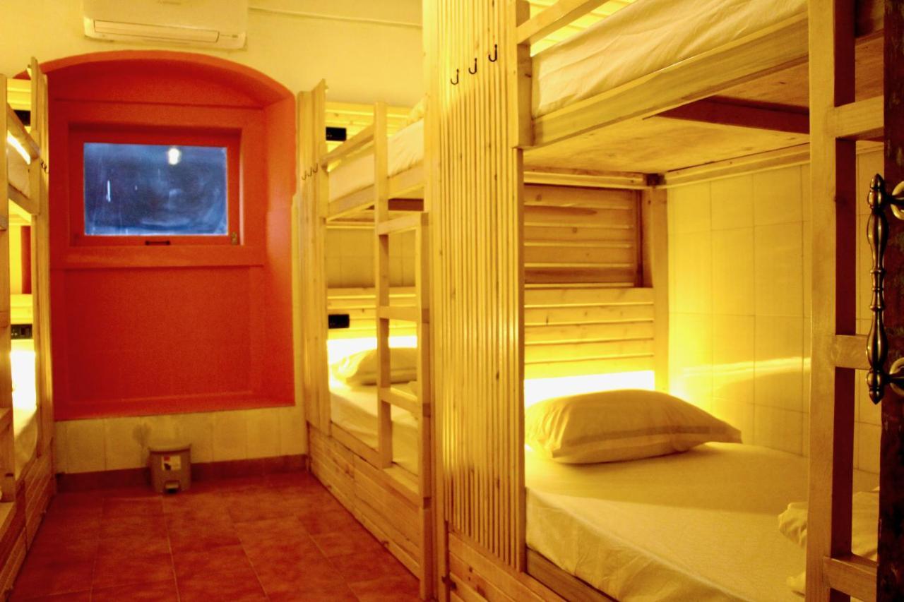 Gosolo Stays Bandra Hostel Mumbai Bagian luar foto