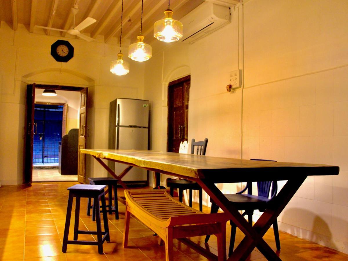Gosolo Stays Bandra Hostel Mumbai Bagian luar foto