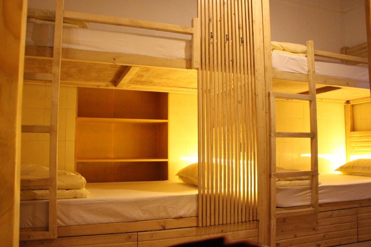 Gosolo Stays Bandra Hostel Mumbai Bagian luar foto