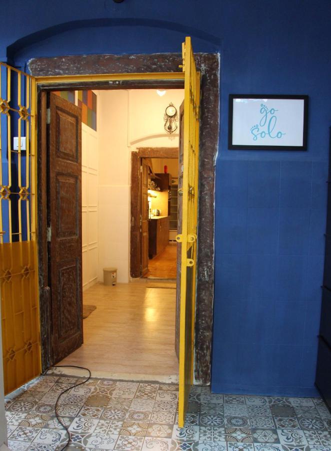 Gosolo Stays Bandra Hostel Mumbai Bagian luar foto