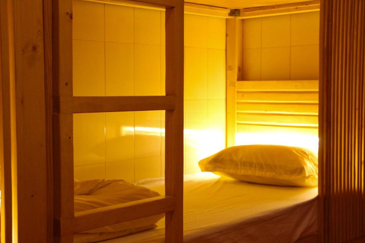 Gosolo Stays Bandra Hostel Mumbai Bagian luar foto