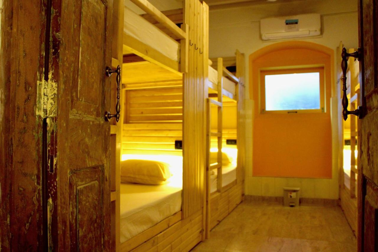Gosolo Stays Bandra Hostel Mumbai Bagian luar foto
