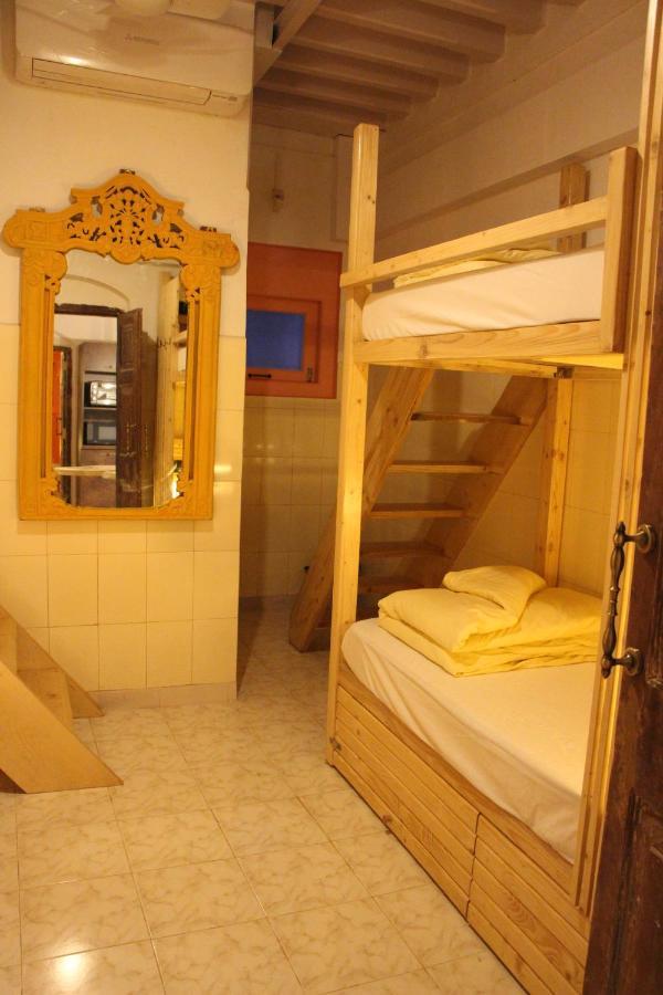 Gosolo Stays Bandra Hostel Mumbai Bagian luar foto
