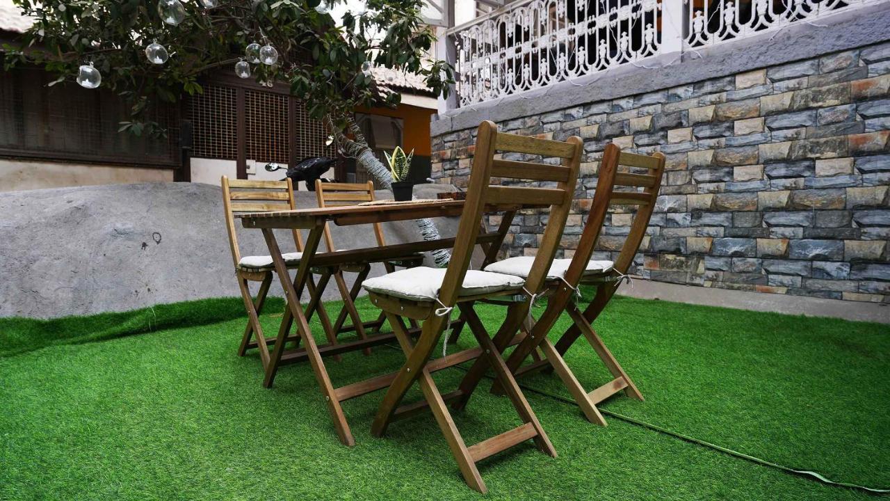 Gosolo Stays Bandra Hostel Mumbai Bagian luar foto