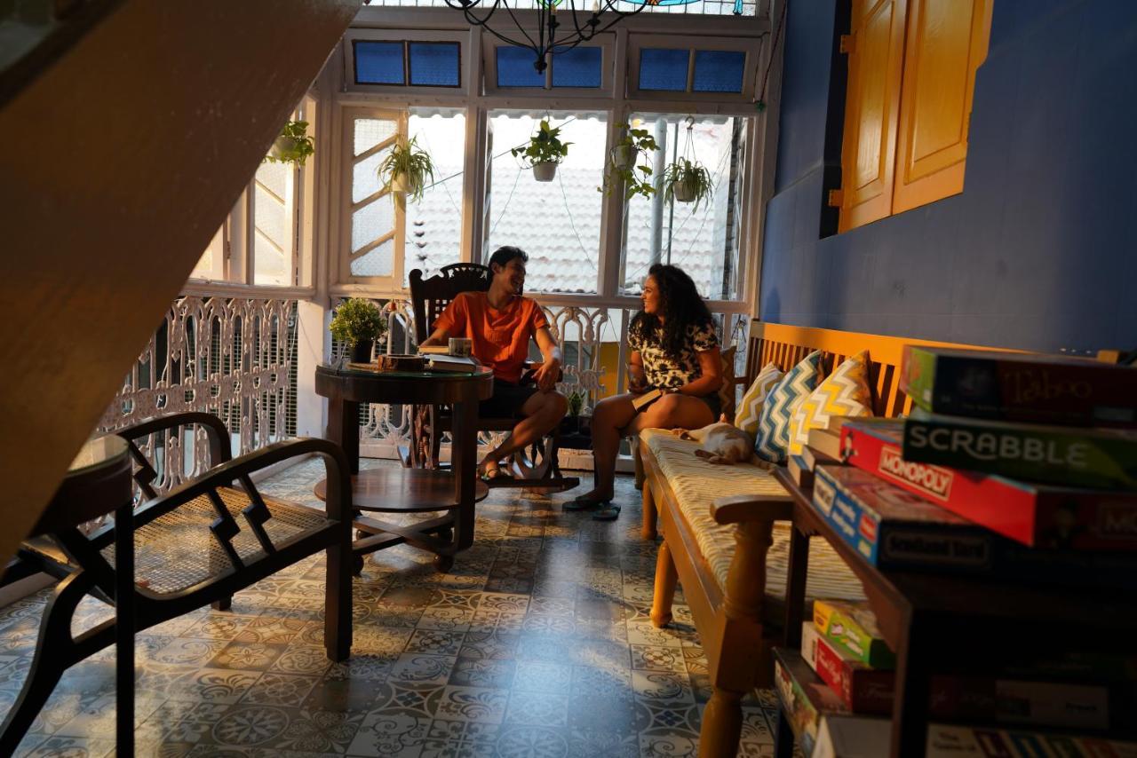 Gosolo Stays Bandra Hostel Mumbai Bagian luar foto