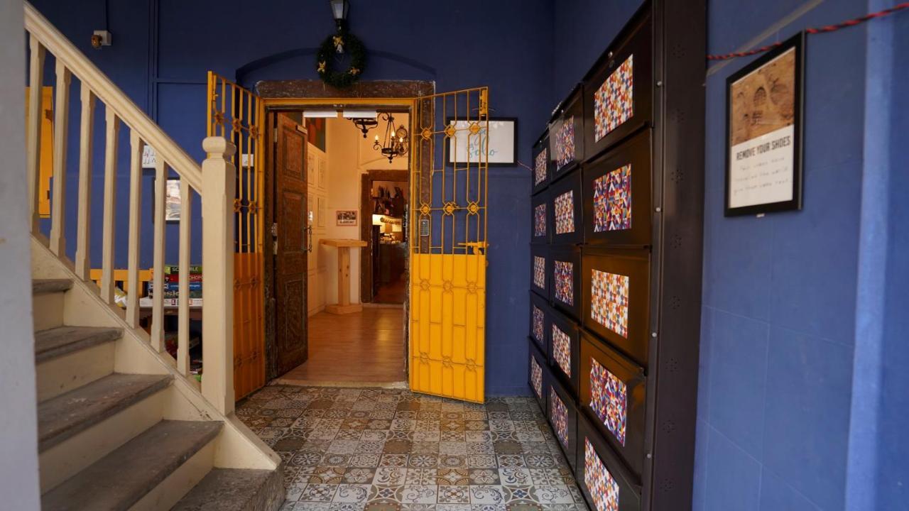 Gosolo Stays Bandra Hostel Mumbai Bagian luar foto