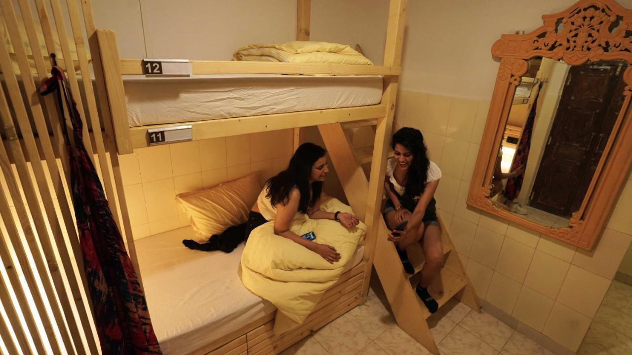 Gosolo Stays Bandra Hostel Mumbai Bagian luar foto