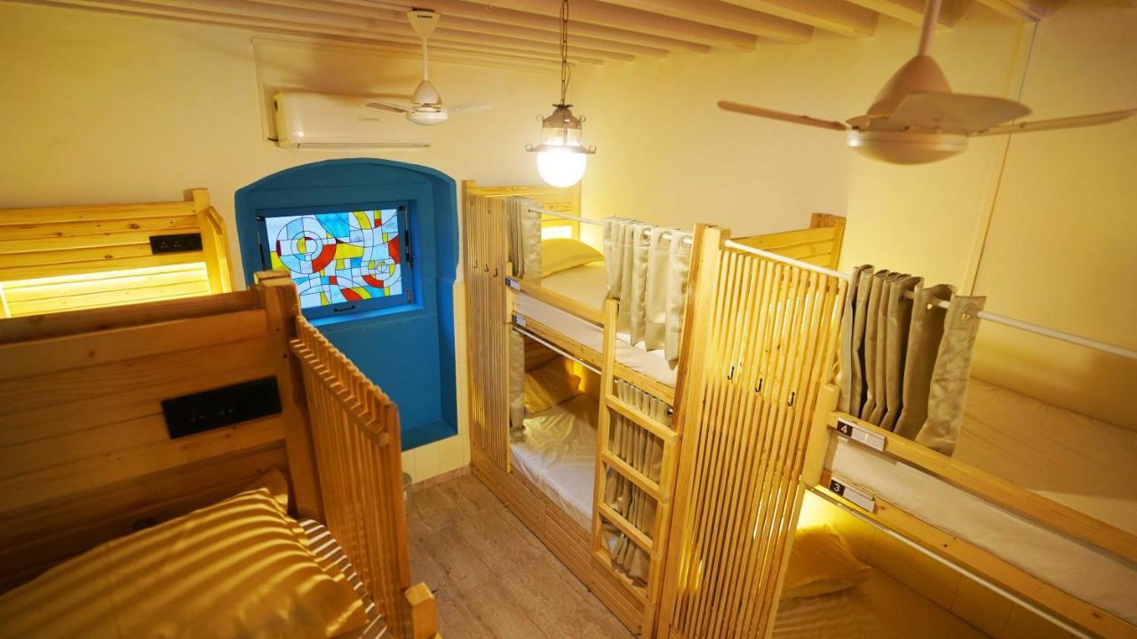 Gosolo Stays Bandra Hostel Mumbai Bagian luar foto