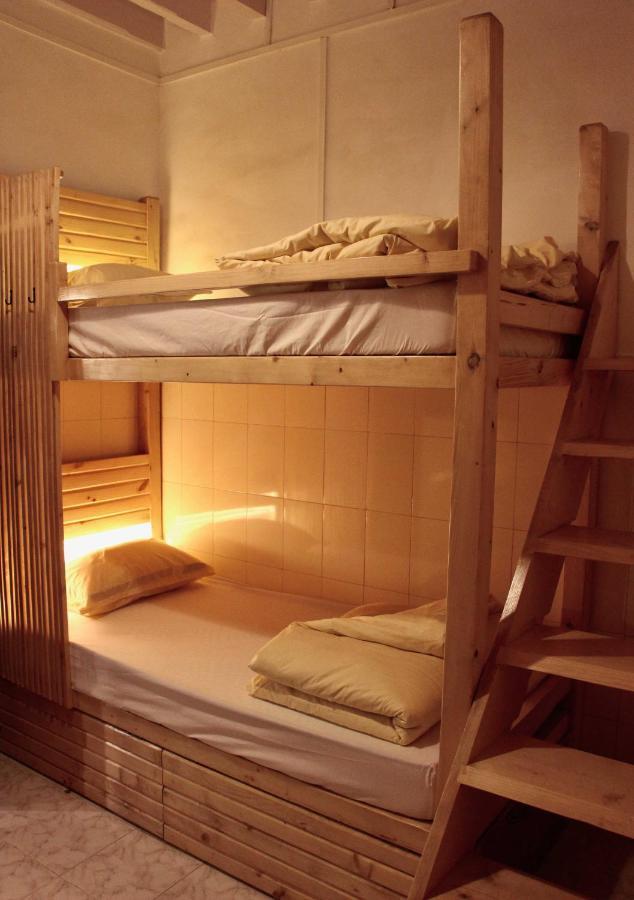 Gosolo Stays Bandra Hostel Mumbai Bagian luar foto