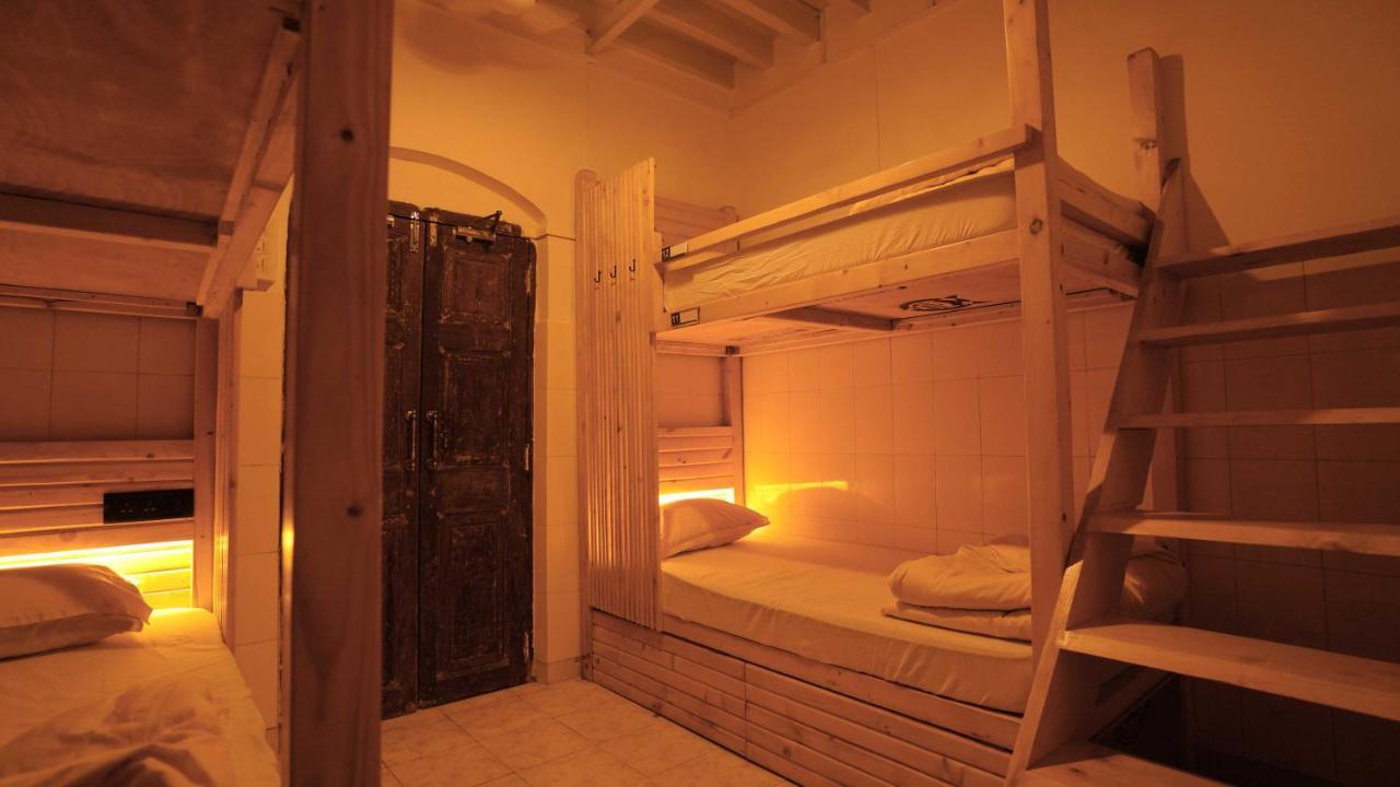Gosolo Stays Bandra Hostel Mumbai Bagian luar foto