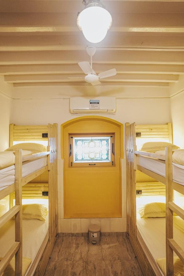 Gosolo Stays Bandra Hostel Mumbai Bagian luar foto