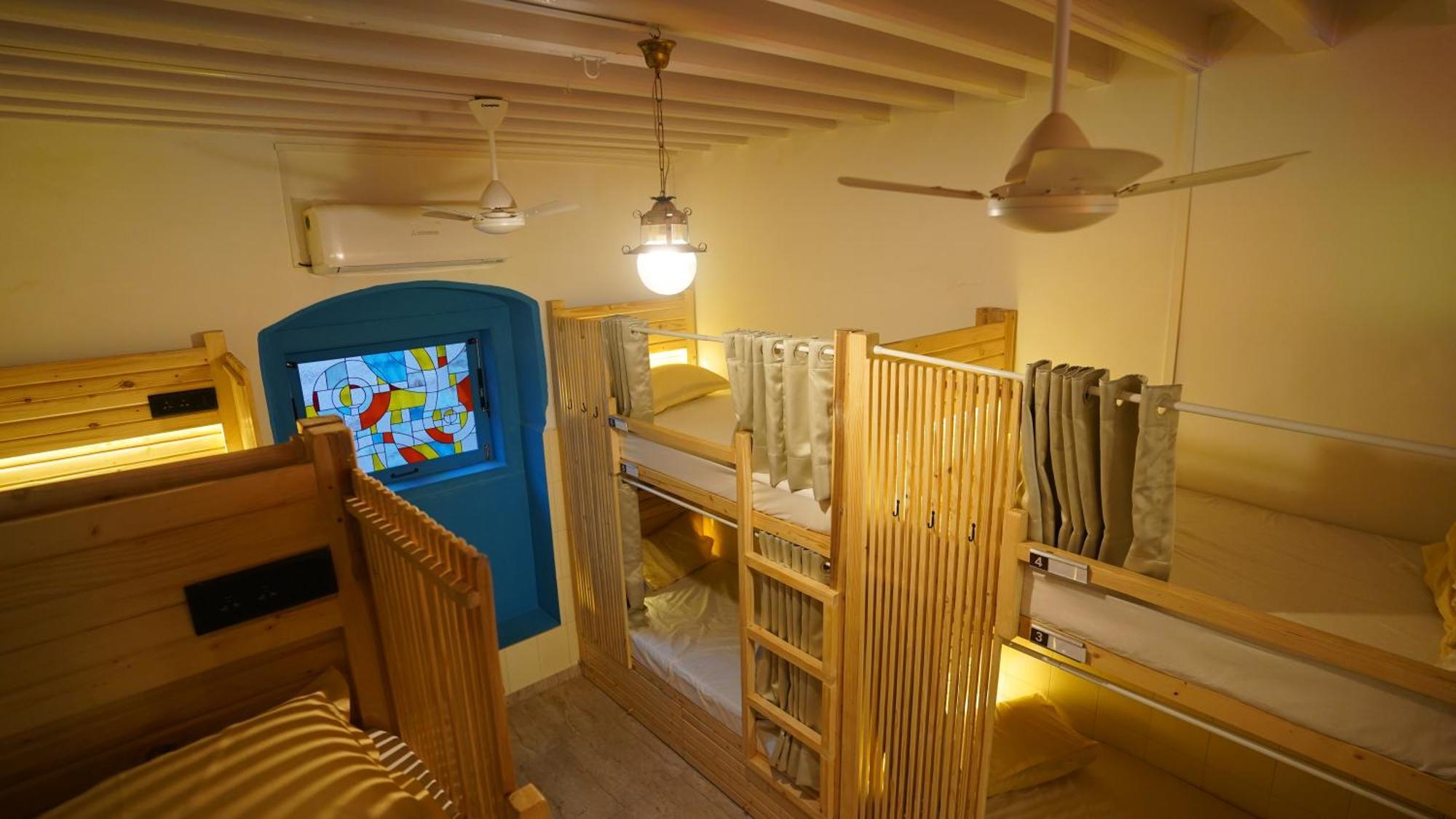 Gosolo Stays Bandra Hostel Mumbai Bagian luar foto