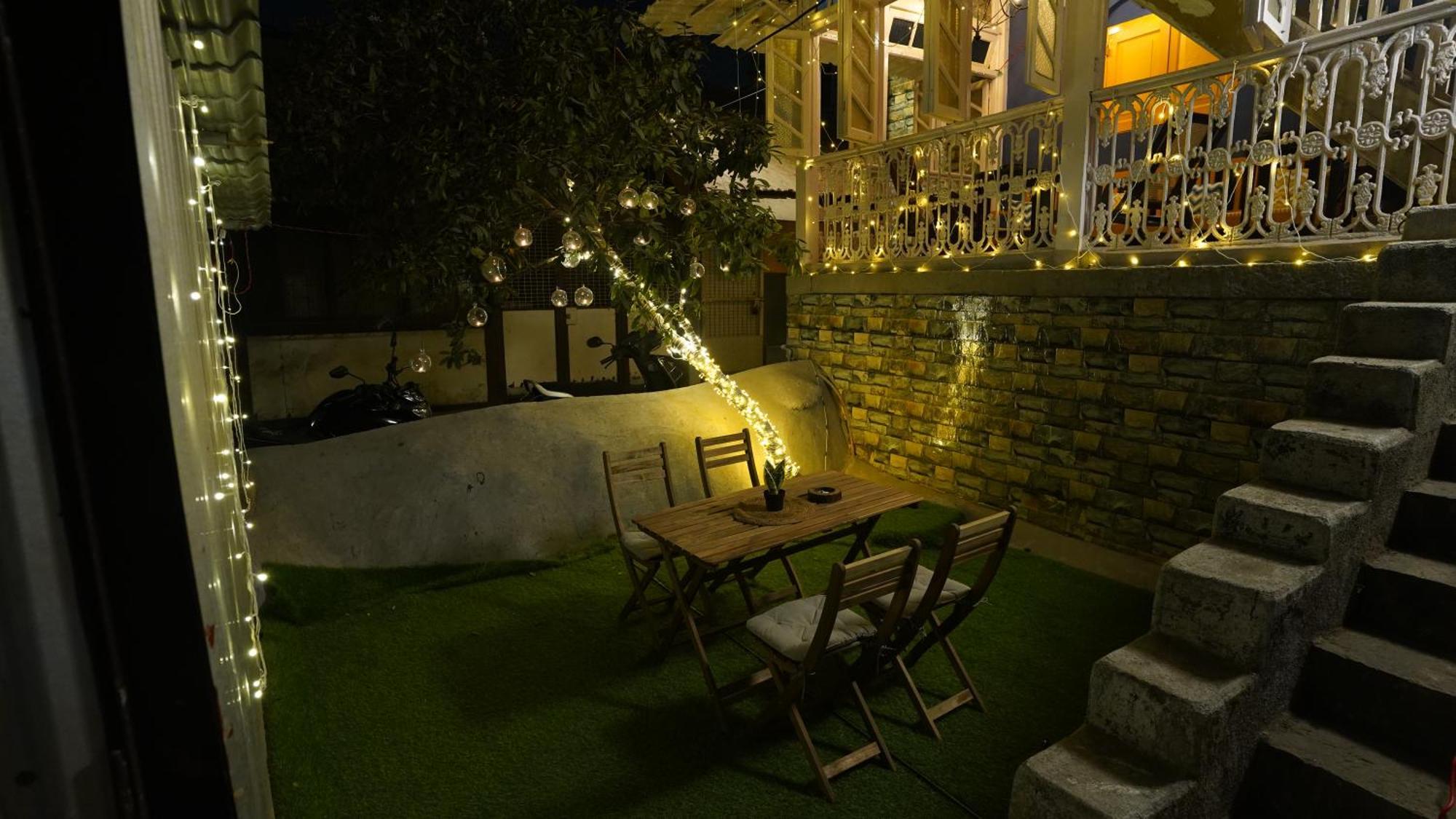 Gosolo Stays Bandra Hostel Mumbai Bagian luar foto
